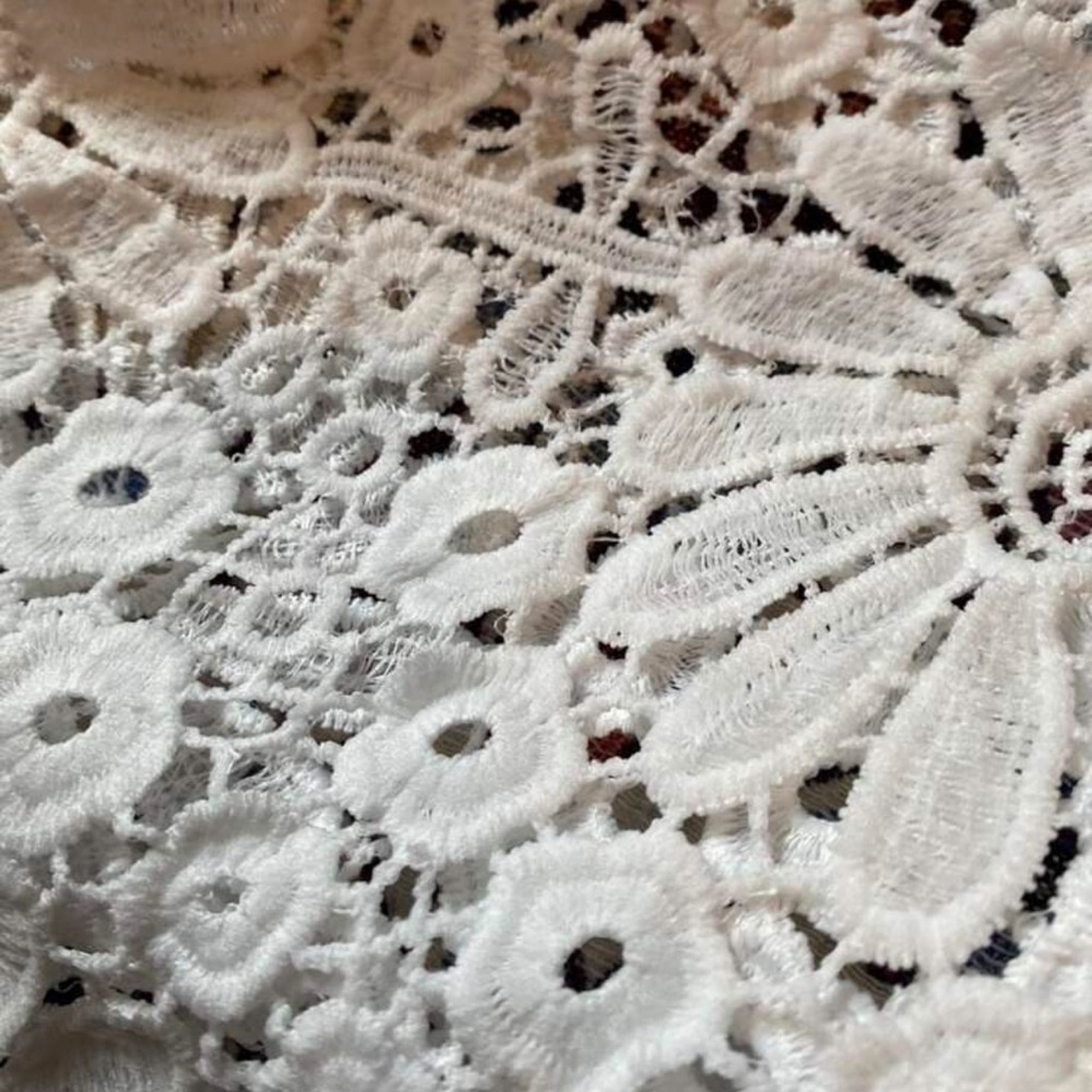 🕊️ PLUS Floral Lace Top🕊️ - Picture 5 of 8